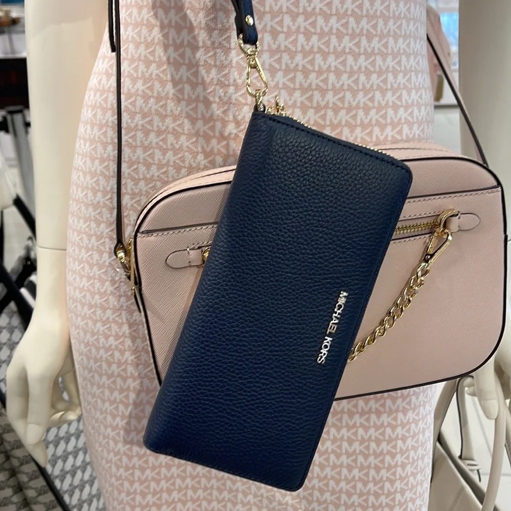 Michael Kors Jet Set Travel Large Travel CONTINENTAL 
Navy - Picture 14 of 16